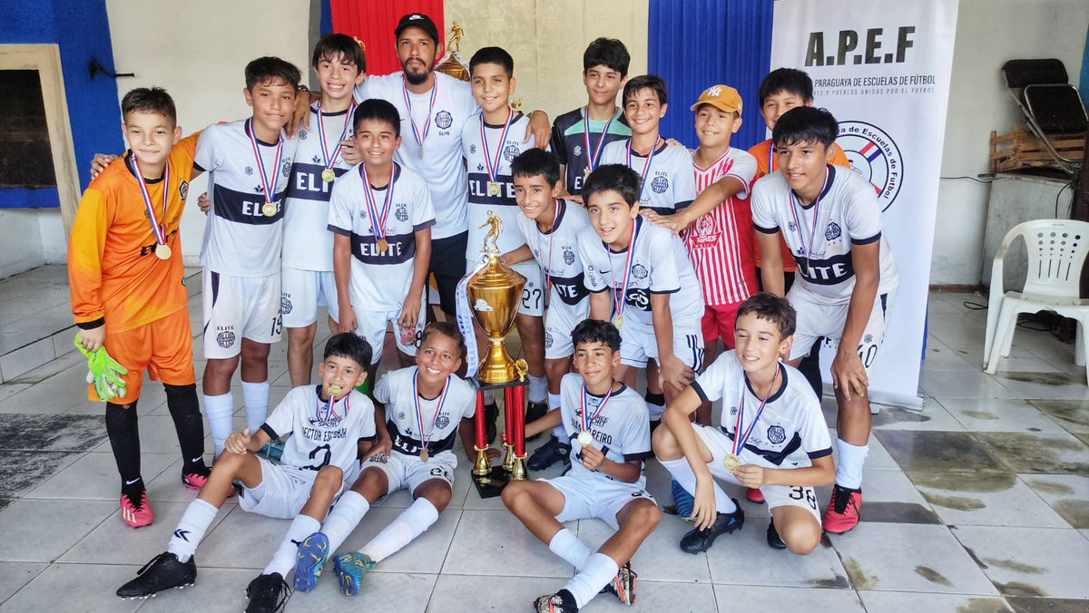forolimpistapy's tweet photo. 🥅⚽️ ESCUELAS DE FÚTBOL
Los más chicos se consagraron en seis de las siete categorías disputadas en el 13° Torneo de Verano de la Academia Paraguaya de Escuela de Fútbol, los niños de @OlimpiaElite se coparon

➡️Categoría 2011
Olimpia Élite 1-0 Guaraní 2
Gol: Benjamin León https://t.co/av0JEk75Nx