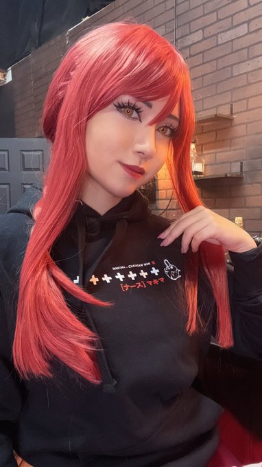 Never planned to cosplay Makima but I was asked to model this hoodie so here we are 🤓 https://t.co/f