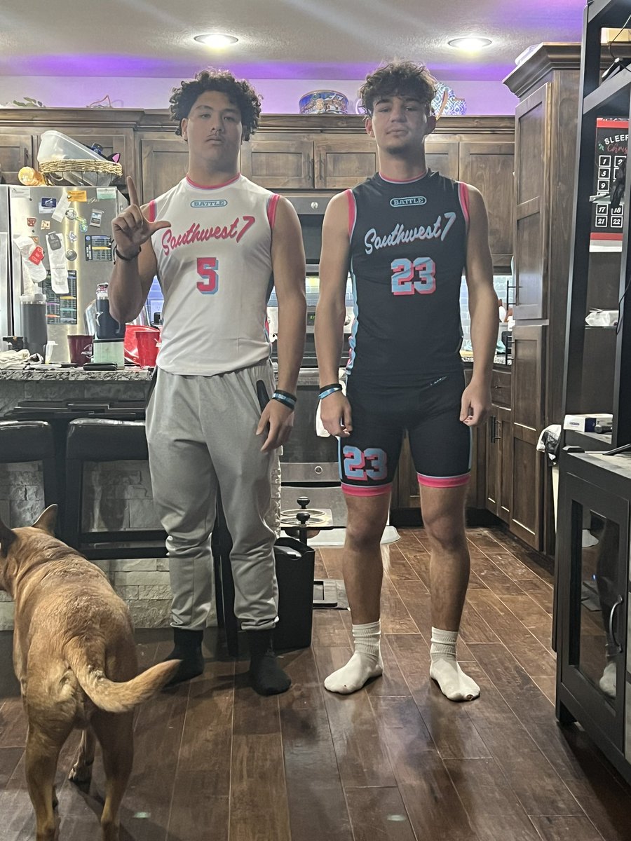 Offerfoxcakes2's tweet photo. My boys getting ready for 7v7! #BuiltToLast https://t.co/LzumdEpsm8
