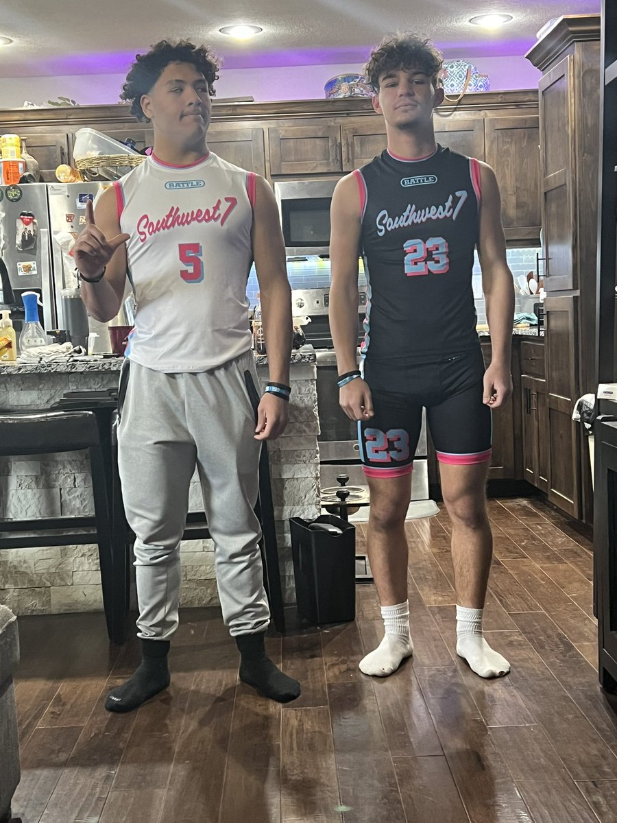 Offerfoxcakes2's tweet photo. My boys getting ready for 7v7! #BuiltToLast https://t.co/LzumdEpsm8