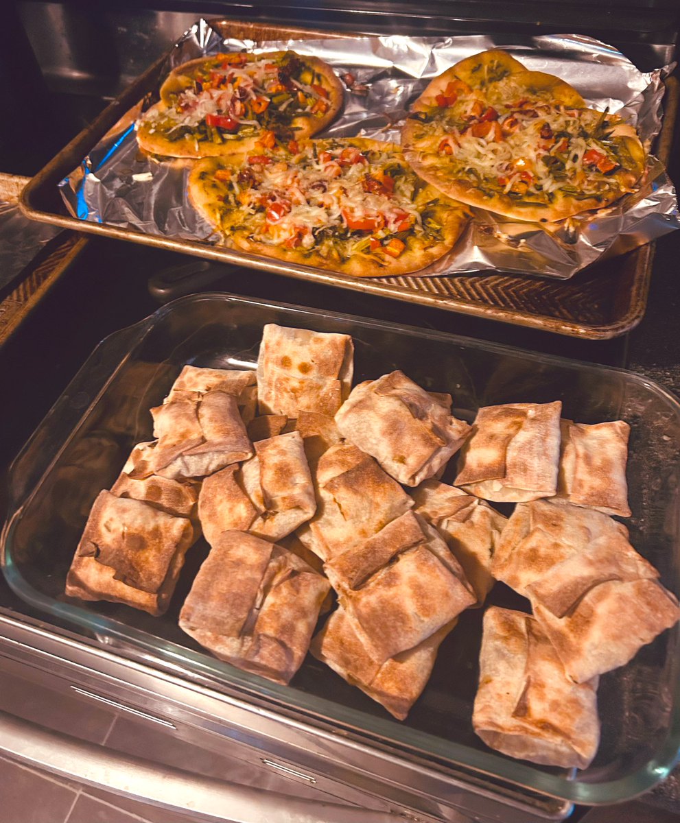 fuller_edward's tweet photo. Vegan 🌱 Super Bowl 🏉food prep 😋
Asparagus/pesto naan pizzas and air fryer cabbage rolls.
#GoMahomes ✌🏽 https://t.co/PjqfauVlqV