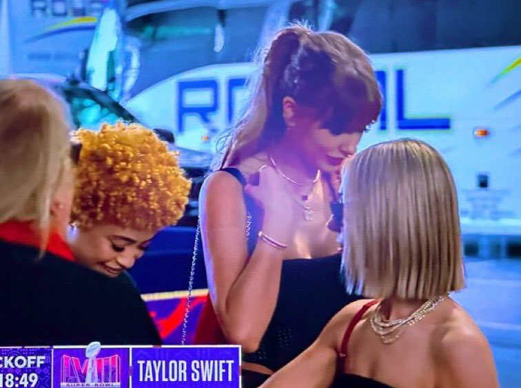 swift_updates89's tweet photo. MS TAYLOR HAS ARRIVED!! 

#TaylorSwift #SuperBowlLVIII #SuperBowl https://t.co/Ffc0T6Uc3n