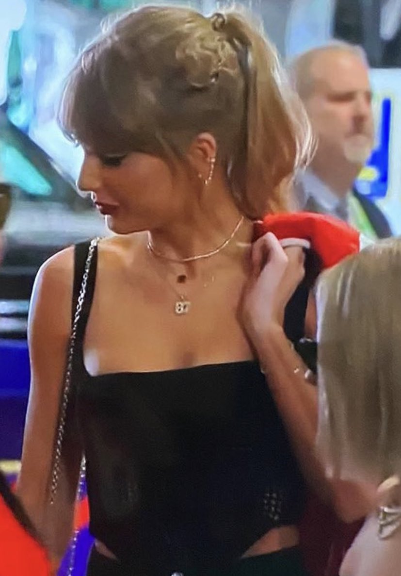 LaPuercaylor's tweet photo. Taylor está usando un collar con el “87” el número de Travis 🥹 https://t.co/dwPapYozRf