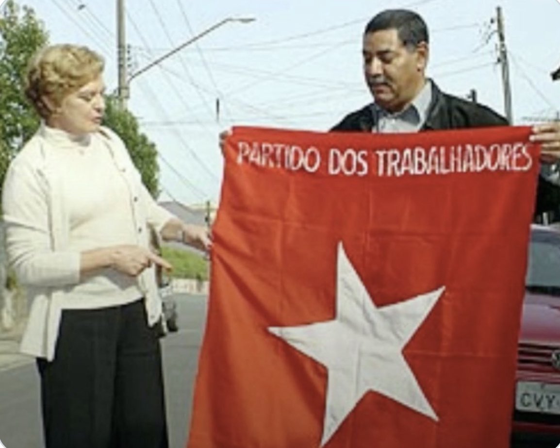 Dona Marisa, esposa do Lula, costurou a bandeira para fundação do Partido dos Trabalhadores. Michelle, esposa do Bolsonaro, mandou esvaziar poço de carpas para pegar as moedas.