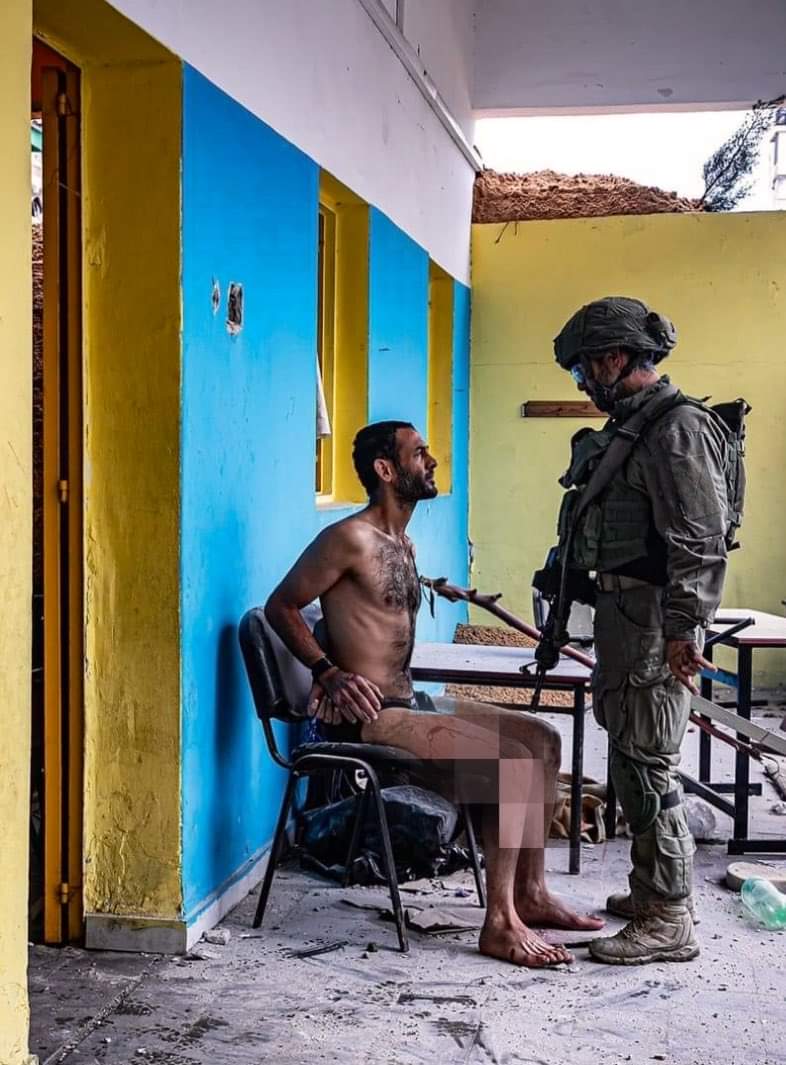 Altiva y valiente, así es la lucha por la causa Palestina, Un hombre palestino ve a la cara a un soldado sionista a pesar que este lo tenía a merced de sus torturas.