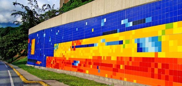 La iniciativa de un mural para la autopista de Prados del Este se inserta dentro de una visión de hacer ciudad, igualando a Baruta a los proyectos de las grandes ciudades del mundo. Representa la intervención paisajística de esta importante arteria vial, de alcance metropolitano.
