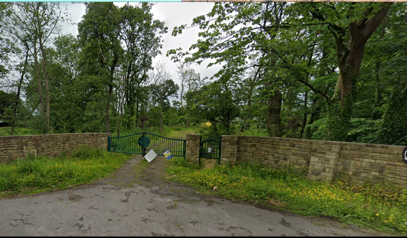 @JeanLord70 @FCBHCLancs @RamblersGB Legal documents held by FCBHC show the owners can't block the cemetery entrance right of way.
But the council must serve an enforcement notice for the owners to unlock the gates.
(Unless a padlock broke or a gate came off its hinges first: accidentally without damage, of course)