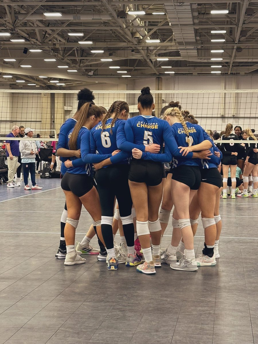 love this team! Can’t wait for NIT Triple Crown next weekend!!! 🏐💗 
#volleyball #clubvolleyball #friends #sports #SuperBowlSunday