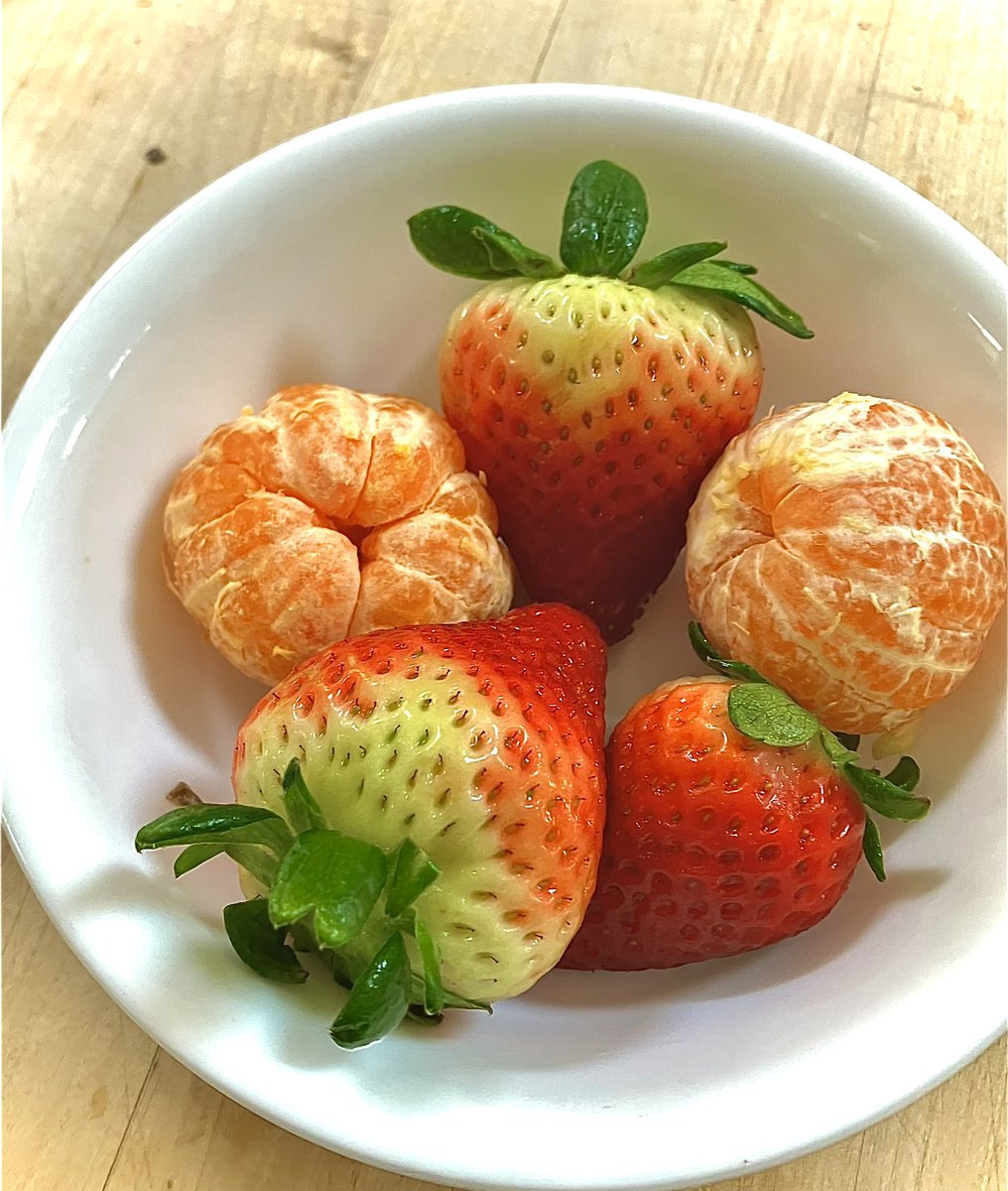 big big strawberries and tiny tiny mandarins 🍓🍊