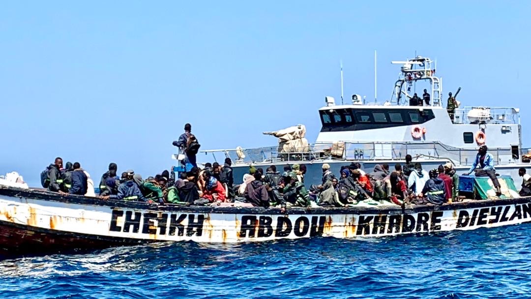Le 11 février 2024, la vedette “Lac Retba” de la Marine nationale a débarqué à la Base navale de Dakar 85 candidats à l'emigration irrégulière. Ces migrants ont été trouvés à bord d'une pirogue en détresse et à la dérive à 100km au Sud de Dakar.
