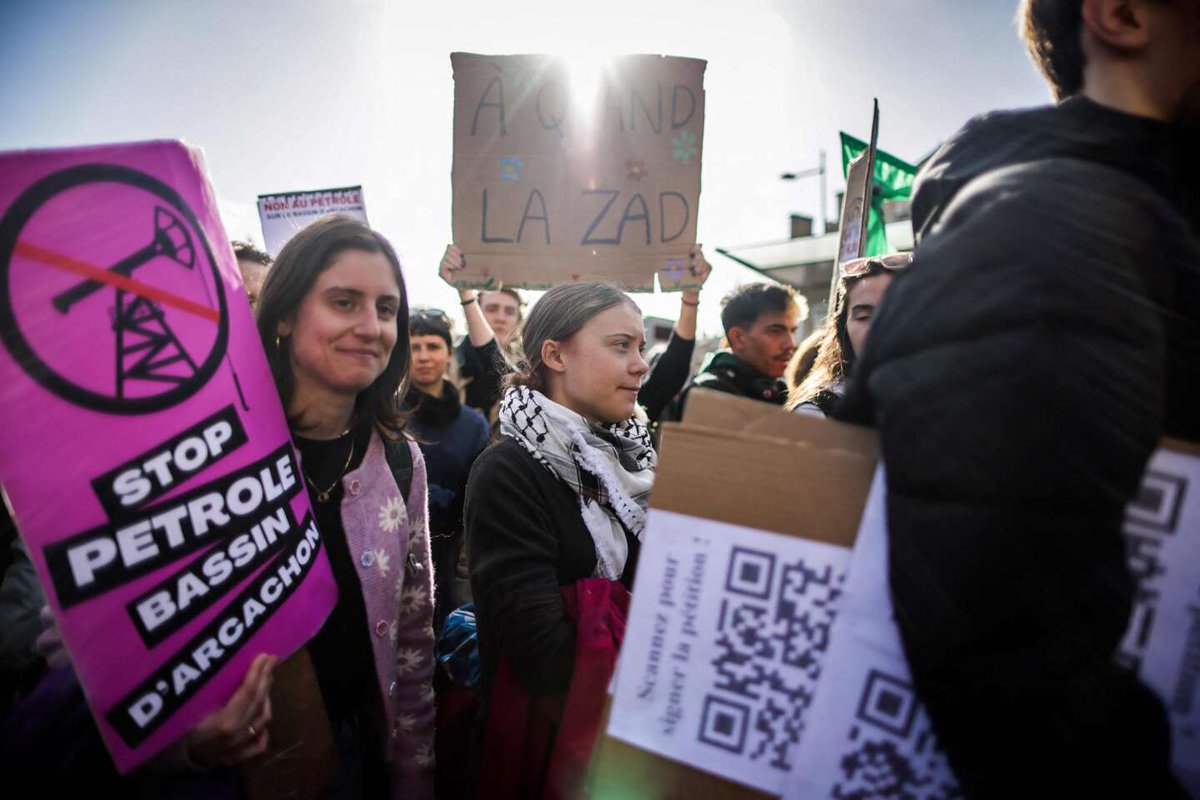 Greta Thunberg manifeste à Bordeaux contre un projet de forages pétroliers près d'Arcachon. En pleine manifestation, le ministre de l'Energie se dit favorable aux nouveaux puits de pétrole en Gironde. #Environnement 🌍 #GretaThunberg #ForagesPétroliers