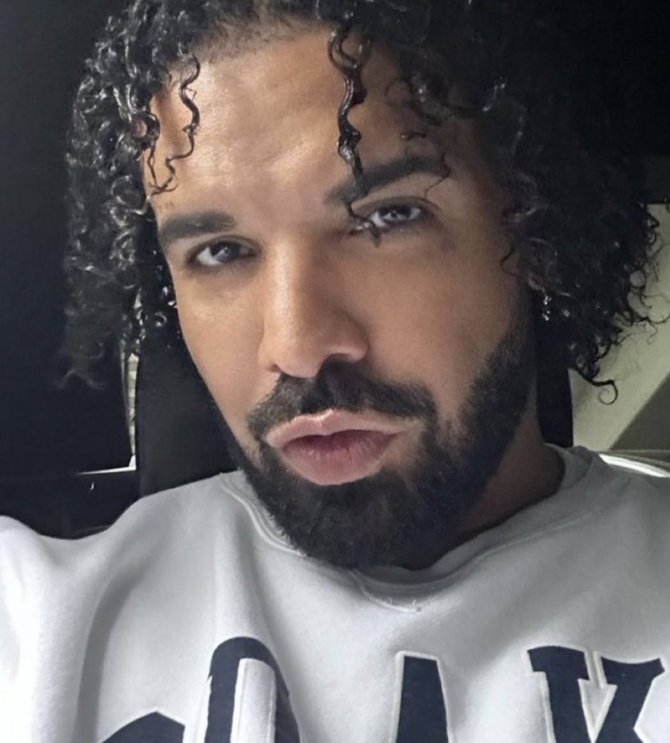 DailyLoud's tweet photo. Drake shares a new photo https://t.co/MHjknmIDyU