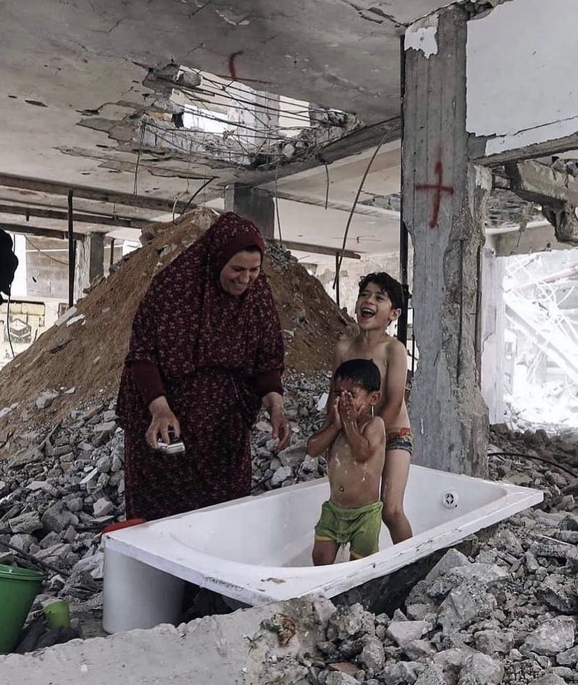 saidercan's tweet photo. İşte tam olarak yenemedikleri ve anlayamadıkları şey bu! 

Dünya ile korkutmazsın başka bir dünyaya inanıyorlar,
Ölüm ile korkutmazsın ruha inanıyorlar, 
Evsizsizlik ile korkutmazsın, topraktan geldiklerine inanıyorlar toprak evde bile yaşarlar! 
Kariyer ile korkutmazsın, parasız da mutlular
3 öğün Yemek ile korkutamazsın, oruç tutmayı çok seviyorlar!
Yalnızlık ile korkutamazsın çünkü çok kardeşleri  var.
Susuzluk ile korkutamazsın nehir ve denizin arasında yaşıyorlar!
Ellerindeki büyük büyük şeyleri alsanız da küçük şeylerden mutlu olmayı biliyorlar 

Ama katiller siz bunların hepsinden korkuyorsunuz! Çünkü korkaksınız alçaksınız, açgözlüsünüz vahşisiniz, insan değilsiniz!