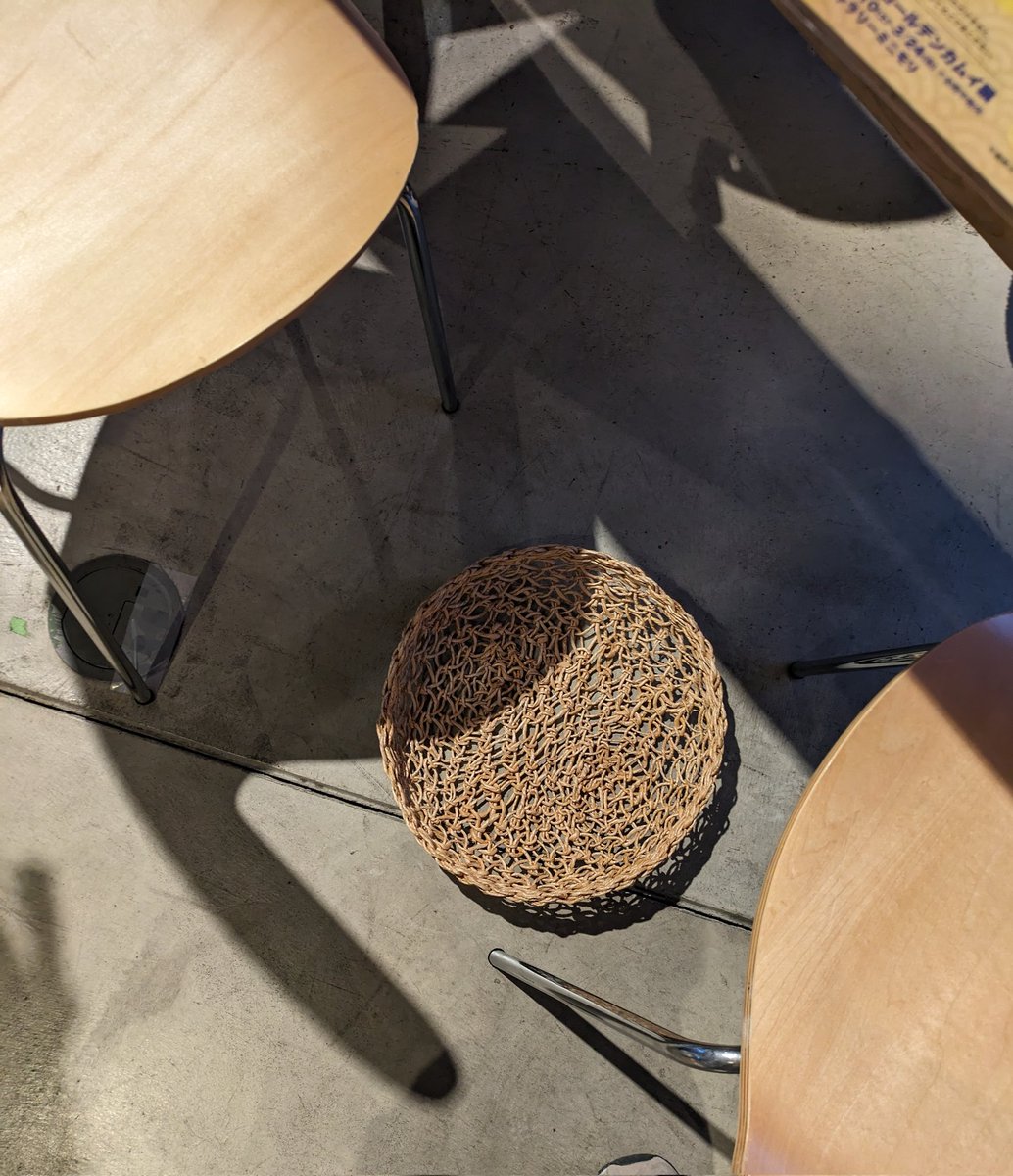 Tomsonikmn's tweet photo. 金カムのゴールデンカムイ展みちのく黄金浪漫カフェも最終巻のコマが画面に映るので、アニメ派で原作は読んでない人注意です。
2日目14時後半の整理券で目ん玉ケーキは終了。
荷物入れが平たいザル的なのだったので荷物多くて床置き嫌な人はバッグハンガー等推奨→ https://t.co/DwfjqdgVmh