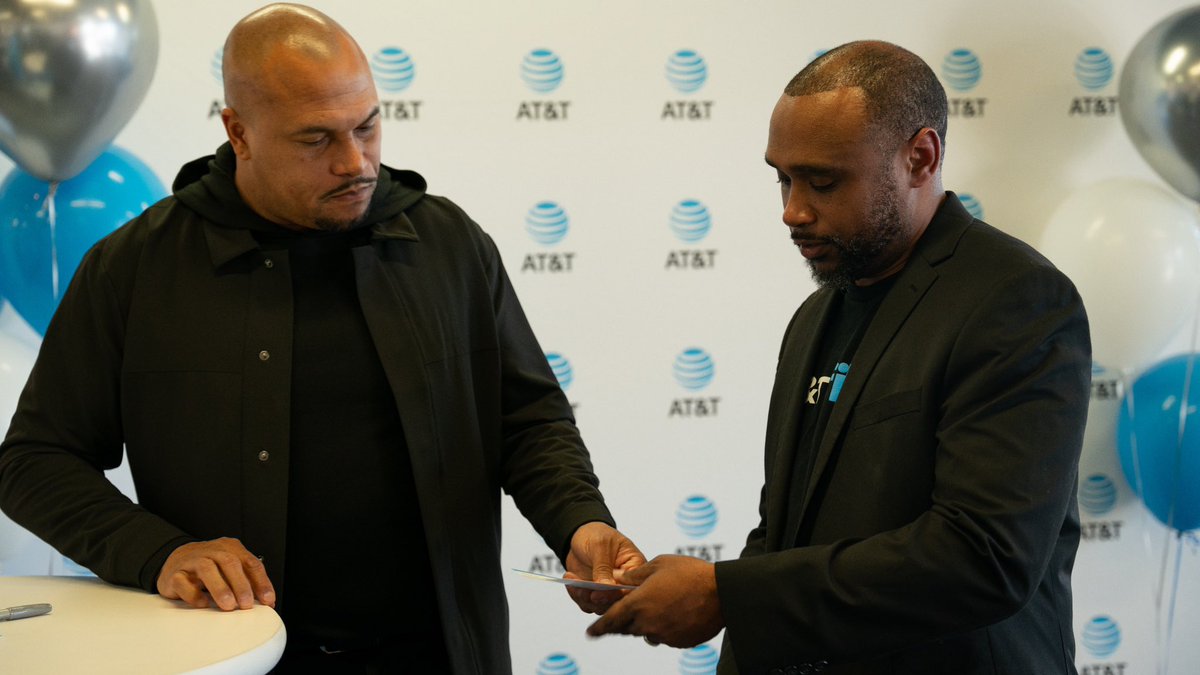 VEGAS IS READY FOR THE SUPER BOWL THANKS COACH @AntonioPierce FOR SHOWING US A GREAT TIME AT OUR @ATT EVENT @DesertSW_ @gowestregion