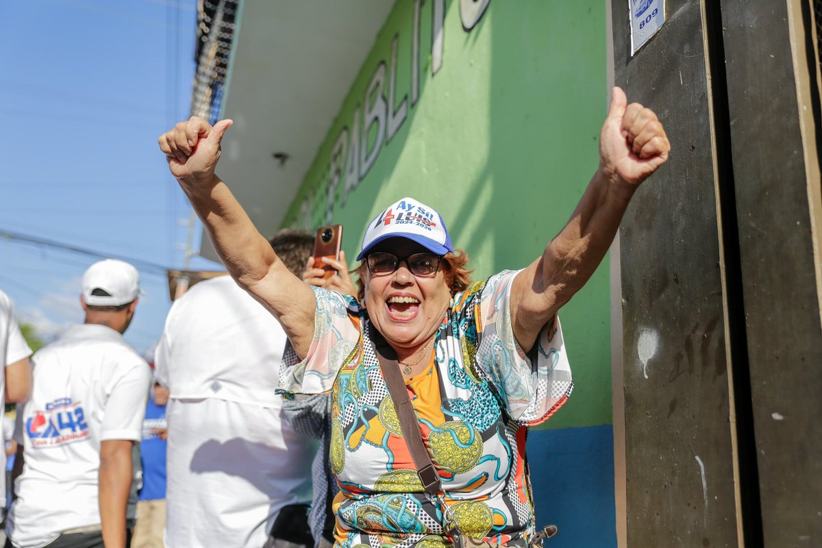 luisabinader's tweet photo. La circunscripción 3 del Distrito Nacional está tirada a la calle en apoyo a la alcaldesa que sigue. Con @CarolinaMejiaG ¡#VolveremosAGanar! https://t.co/8G93BXzwnm
