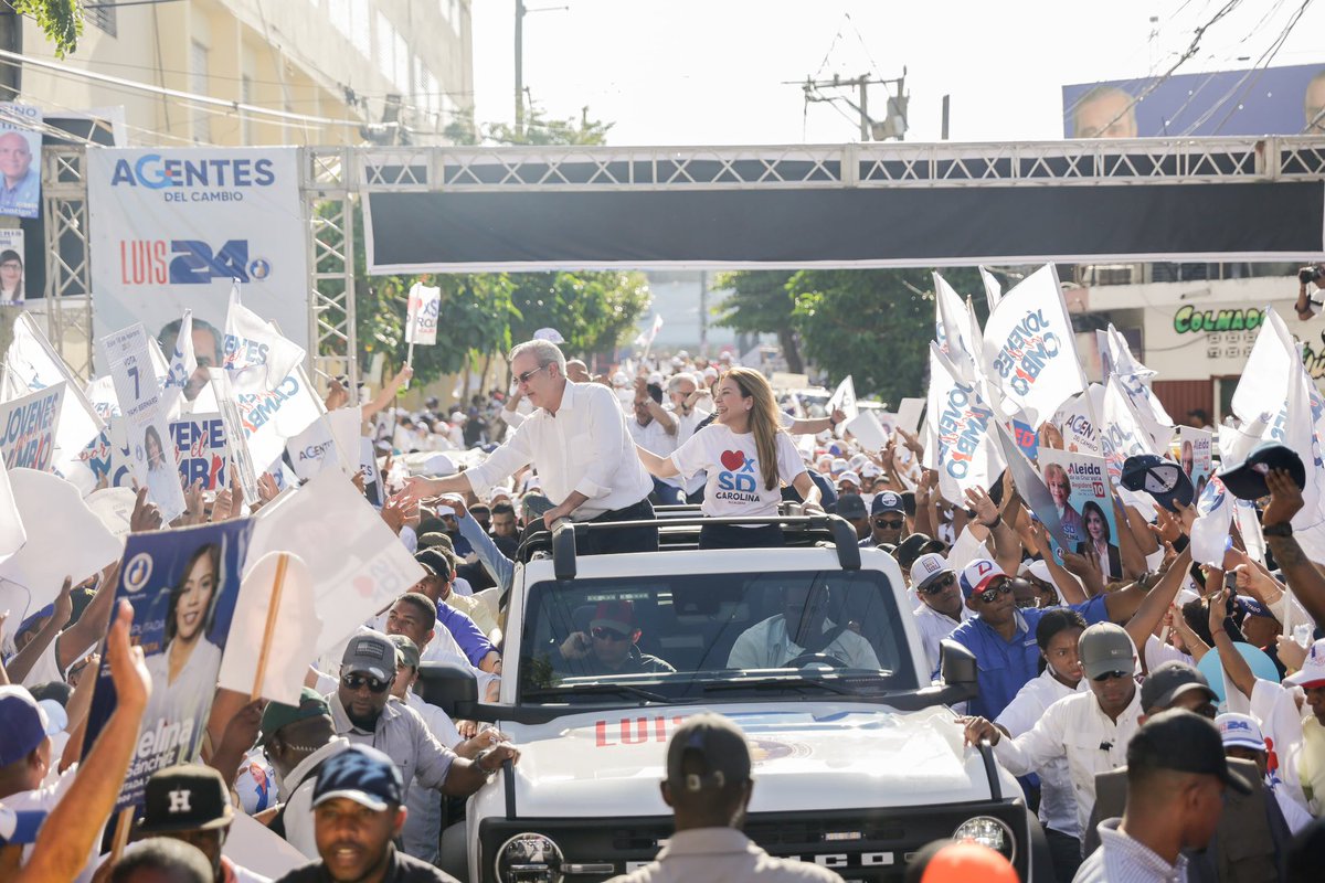 luisabinader's tweet photo. La circunscripción 3 del Distrito Nacional está tirada a la calle en apoyo a la alcaldesa que sigue. Con @CarolinaMejiaG ¡#VolveremosAGanar! https://t.co/8G93BXzwnm