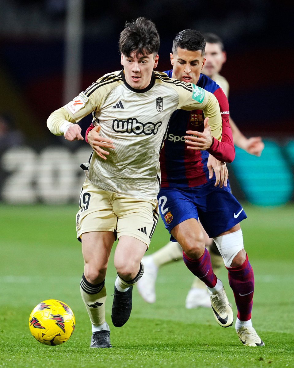 ZaidBalll's tweet photo. 📊 - Facundo Pellistri is the youngest player to score and provide an assist in a LaLiga away game against Barcelona since Samuel Eto'o in April 2000.

via @OptaJoe https://t.co/ZgFZO8SE8D