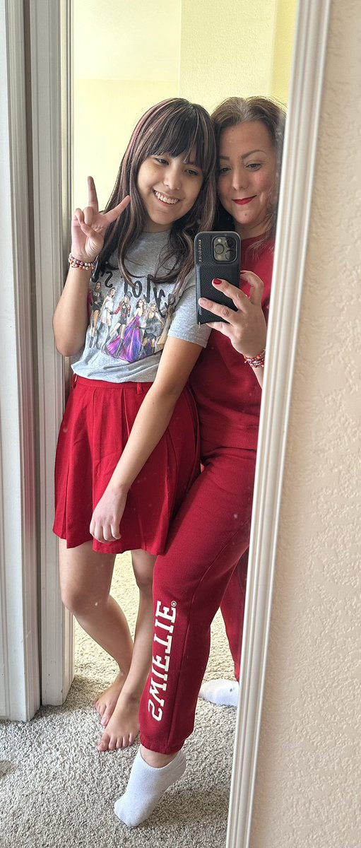 Kafferdoll's tweet photo. Ready for some football!  Good luck Travis.  Can’t wait to see my girl Taylor. @taylorswift13 @taylornation13 https://t.co/n3gAlQukoM