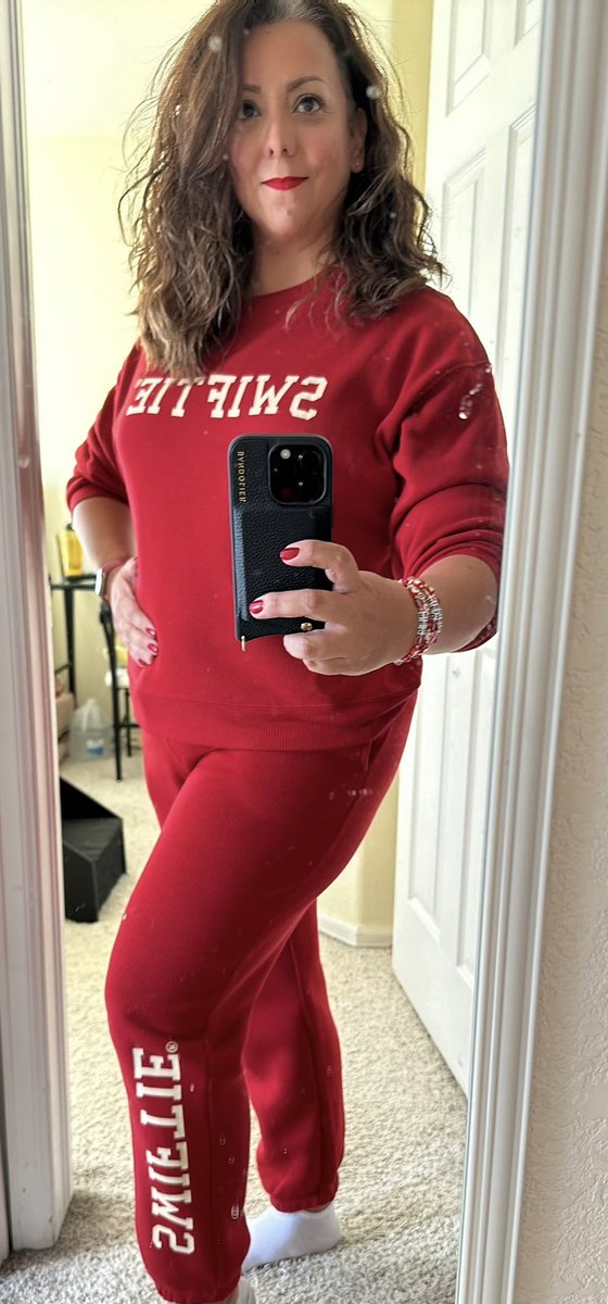 Kafferdoll's tweet photo. Ready for some football!  Good luck Travis.  Can’t wait to see my girl Taylor. @taylorswift13 @taylornation13 https://t.co/n3gAlQukoM