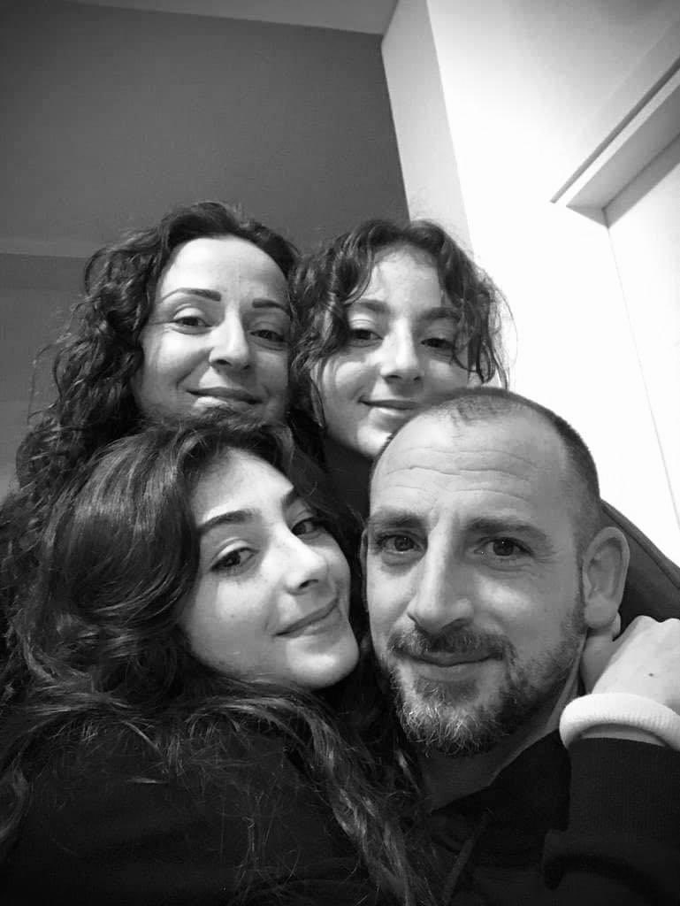 Gözümden bile sakındıklarım. Tam bir yıl. Nasıl geçti diye sorarsanız bir ben birde Allah biliyor. Bu acıyı kimse paylaşamaz., hayal bile edemez. Etmek istemez zaten. Nerde kaldın diye sorarsanız; onlara kimse dokunmasın diye indiğim mezarda. Hayat orda durdu..
#isiasortakdavamız