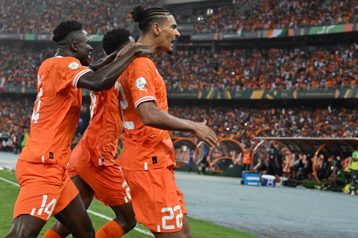 JacobsBen's tweet photo. Hosts Ivory Coast are #AFCON champions after a 2-1 victory over Nigeria. Sébastien Haller with the winner. An incredible and emotional moment for the Dortmund striker, who only returned to football just over a year ago after beating testicular cancer.🇨🇮🏆 https://t.co/Mlxz3pXKGX