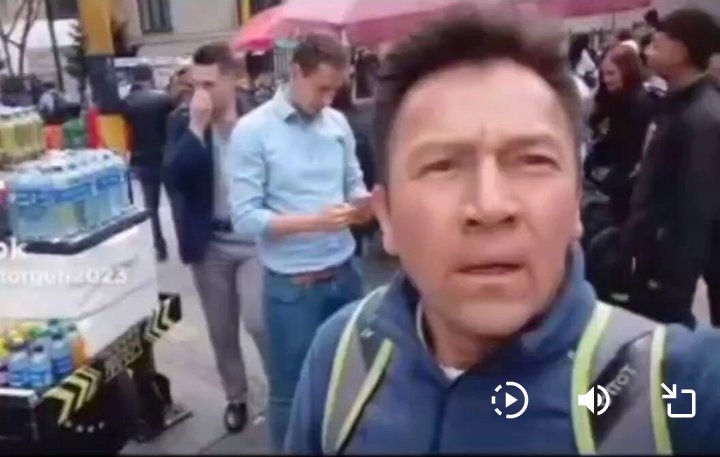Orlando71156528's tweet photo. El agitador uiribista (camisa azul al fondo) josé jaime uscategui, preparando la frustrada toma del palacio de justicia, el pasado jueves, con sus infiltrados en la marcha. Estás pillao parásito. https://t.co/D5OWNvXxHa