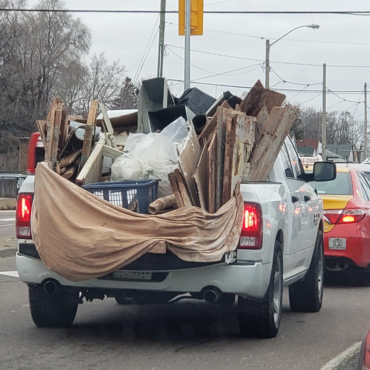 kevineproulx's tweet photo. This pickup truck was northbound on Warden Avenue at Lawrence Avenue East this afternoon at about 2:17pm. Plate obscured, of course. Moron was dropping stuff all over the road. Looked like construction debris. #TorontoDrivers https://t.co/rWW3JdFvjI
