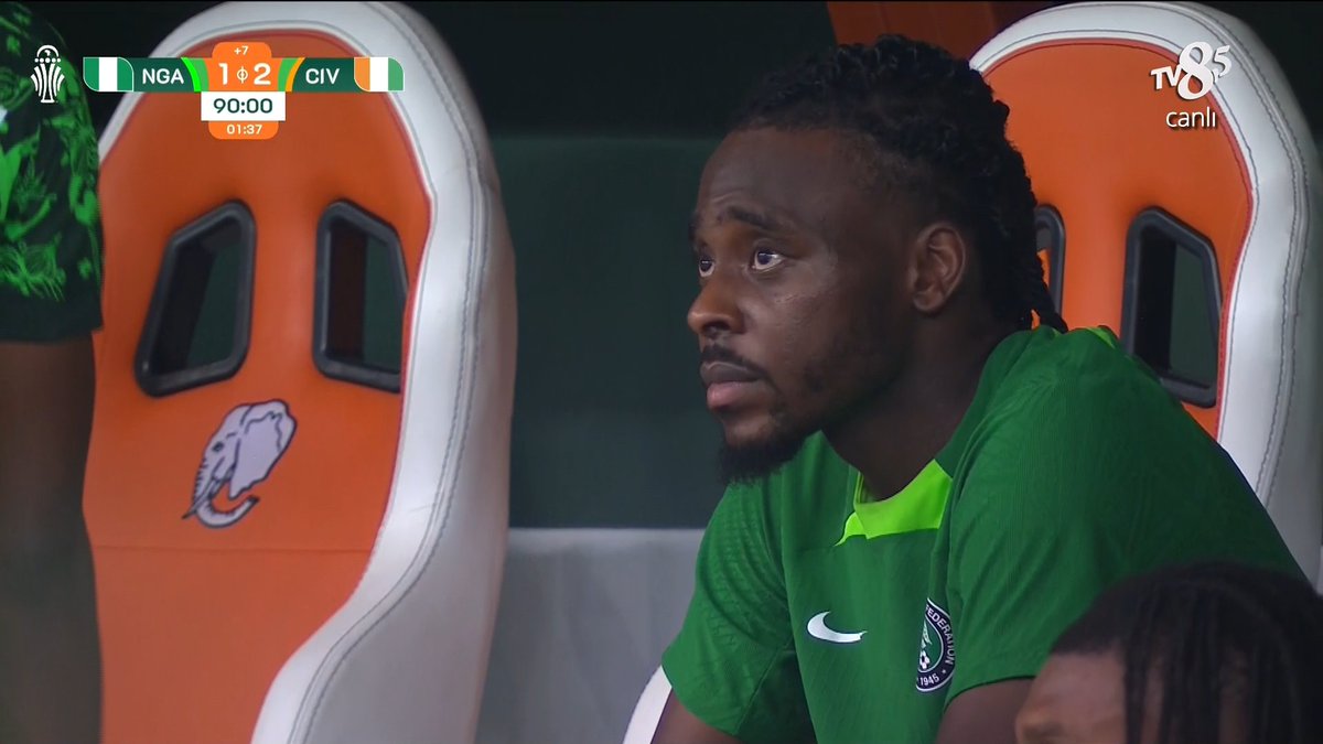 Osayi Samuel üzgün.