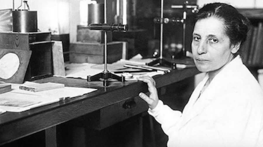 materia_ciencia's tweet photo. En el #DíaMujerYNiñaEnCiencia recordamos el caso más injusto de una investigadora que se quedó sin Nobel. En 1939 la revista ‘Nature' publicaba el gran descubrimiento de Lise Meitner: la fisión nuclear. Pero el Nobel lo recibió Otto Hahn. https://t.co/62VYxSznDU https://t.co/yODz6wmMuR