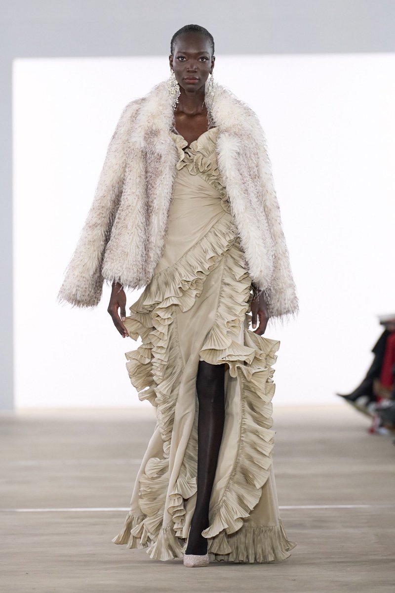 dressingcodebw's tweet photo. Badgley Mischka FW24 https://t.co/BV4sxcmOHp