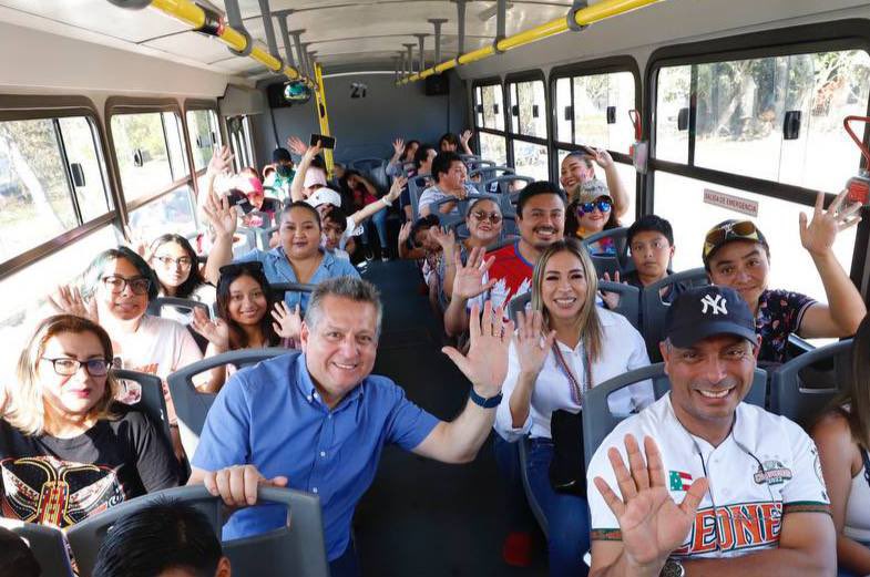 alexruzcastro's tweet photo. ¡Rumbo a #CiudadCarnaval! 🥳🪇
Recuerden que tenemos transporte gratuito en diferentes puntos de la ciudad para que sigamos disfrutando de la gran fiesta del #CarnavalDeMérida. ¡Nos vemos hoy en el #DomingoDeBachata! 🎊 https://t.co/K2l4LDoYfj