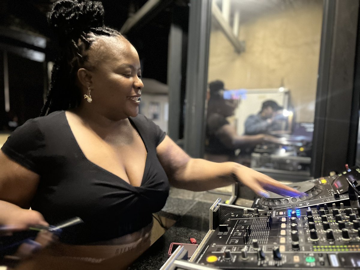 ligwalagwalaFM's tweet photo. @officially_lungile_mhango on the 1s and 2s | π: @busycorneris with #MPCombo @ikwekwezi_fm @ligwalagwalafm https://t.co/NDFCNawflx