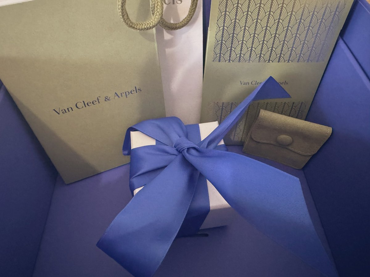 mindsandwallets's tweet photo. 🇬🇧🇫🇷 I share less because I’m busy ruling 2024 to make it the year I deserve.
But here’s @servingmadame Christmas present for me. 

Je partage moins ici car je suis occupée à dominer 2024 pour qu’elle soit à ma hauteur.
Mais voici le cadeau de Noël de M. pour moi.

♚ findom femdom paypig finsub finD moneyslave