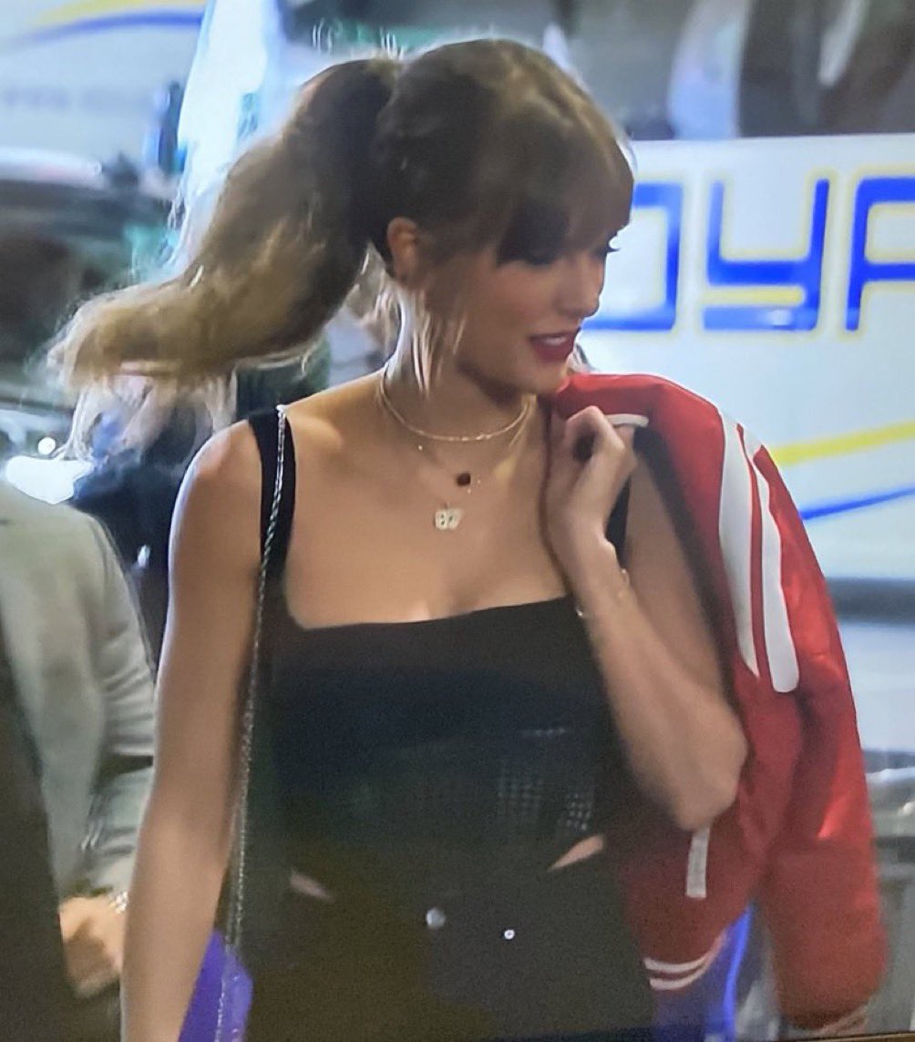 SwiftNYC's tweet photo. Taylor Swift’s #SuperBowlLVIII outfit detail with the 87 🔥 #Chiefs https://t.co/MpArHvchQs