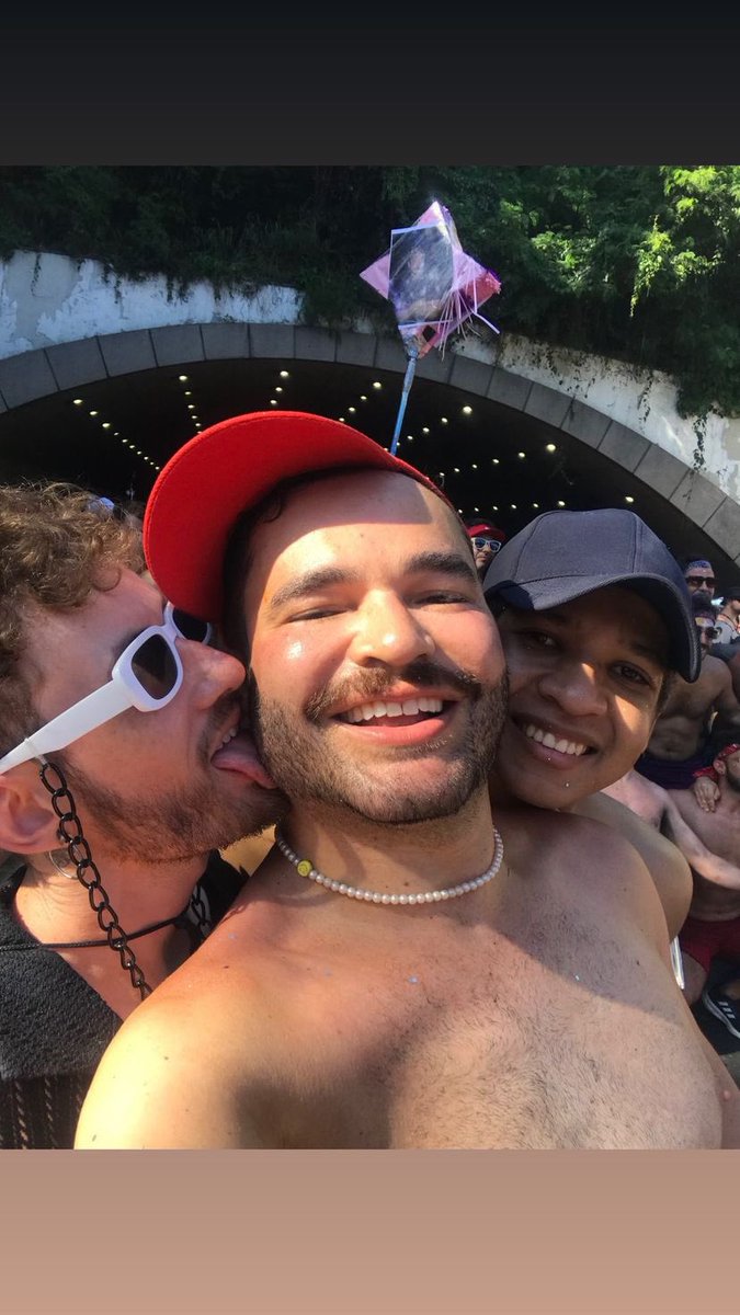 DoutorMaravilha's tweet photo. Lista de realizações na vida: atravessar um túnel lotado cantando a plenos pulmões no carnaval carioca 🔥💕
#BoiTolo #DivinasTretas #CarnaRio https://t.co/pLKGm89dBd