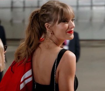 AllTooWellVic's tweet photo. is that a 🐍 in her hair 👀 #SuperBowl2024 #SuperBowlLVIII #LVII @taylornation13 https://t.co/R8Hpu8JUNO