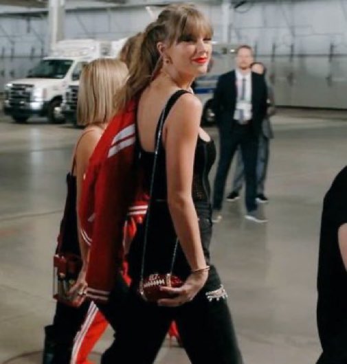 Every Travis Kelce-Coded Accessory Taylor Swift Wore to Super Bowl 2024 |  Us Weekly