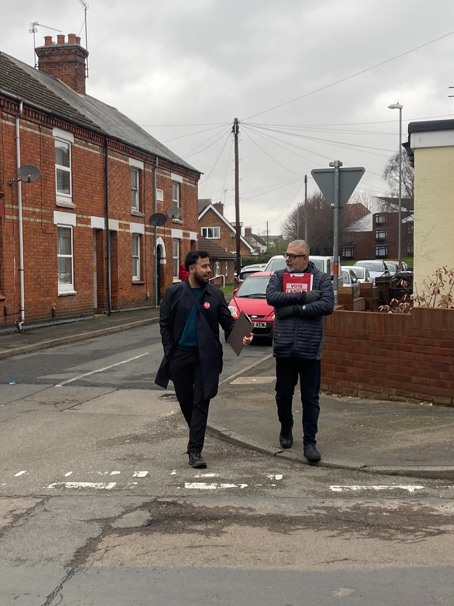 Pleased to have been out in Wellingborough this afternoon to support @Gvkitchen for the final weekend push ahead of Thursday's by-election 🌹