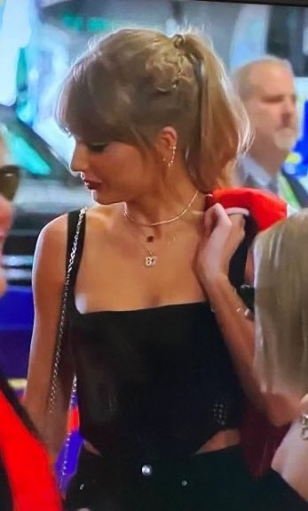 📸 | Taylor is wearing a 87 necklace and a 87 football shaped bag #SBLVIII