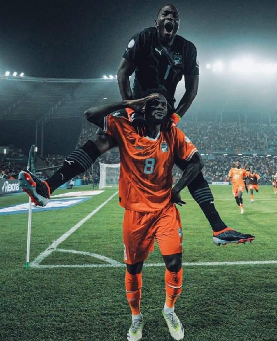 AtaqueFutbolero's tweet photo. 🌟🇨🇮 El camino de Costa de Marfil hacia el TÍTULO de la Copa de África ha sido de película:

📉 Sumó solo UNA VICTORIA en fase de grupos.

❌ Jean-Louis Gasset, su DT, SE FUE tras la goleada vs Guinea Ecuatorial, porque estaban prácticamente eliminados.

🔜 Gracias a que Mozambique le remontó a Ghana agónicamente, AVANZÓ a 8vos como uno de los MEJORES TERCEROS.

🆕 Emerse Faé, que era AYUDANTE DE CAMPO, asumió como INTERINO sin tener NINGUNA EXPERENCIA a nivel mayor.

🇸🇳 En 8vos eliminó a Senegal, VIGENTE CAMPEÓN, en penales.

🇲🇱 En 4tos, le empató a Mali en el MINUTO 90 y REMONTÓ en el 122', con UNO MENOS durante más de 75'.

🇨🇩 En semis, venció 1-0 a RD Congo.

🇳🇬 En la FINAL, se lo dio vuelta 2-1 a Nigeria, que llegaba invicto.

Cine absoluto. 🚬