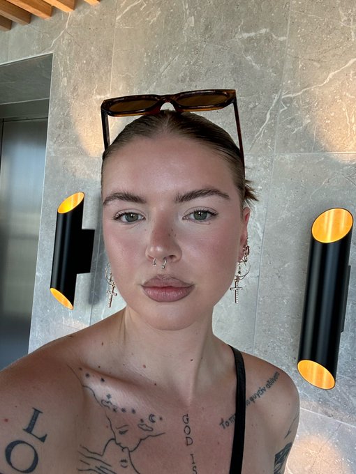 Watch Beth Spiby's leaked NSFW photo on TwXstars