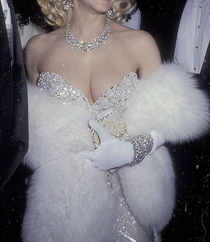 🚨URGENTE!
Madonna acaba de chegar no red carpet do #WhiteHorseGrammy! A cantora esbanja elegância e sensualidade em seu look 👀 Oque acharam?
#WhiteHorseGrammy #GrammyAwards @whitehorsesquad