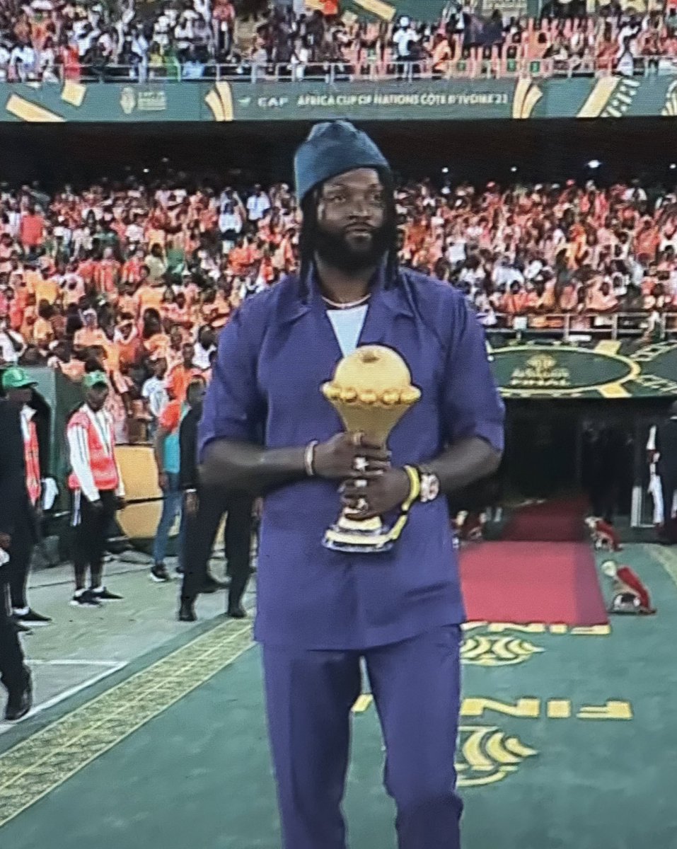 Wheddsta's tweet image. A Palace legend presenting the most prestigious sporting trophy on earth 🏆 

#AFCON #CPFC