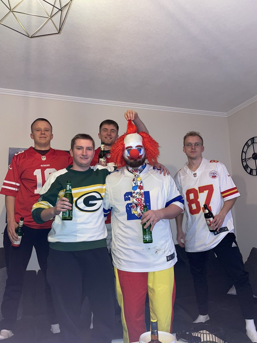 NotoriousLanzer's tweet photo. Sätze die schlecht gealtert sind: 

„Wenn die Cowboys gegen die Packers verlieren, komme ich zum SuperBowl im Clownskostüm“ 
#RTLNFL @RTLNFL #SuperBowl #ChiefsVs49ers #dorte #WurzenNord https://t.co/LfGOi4eSQQ