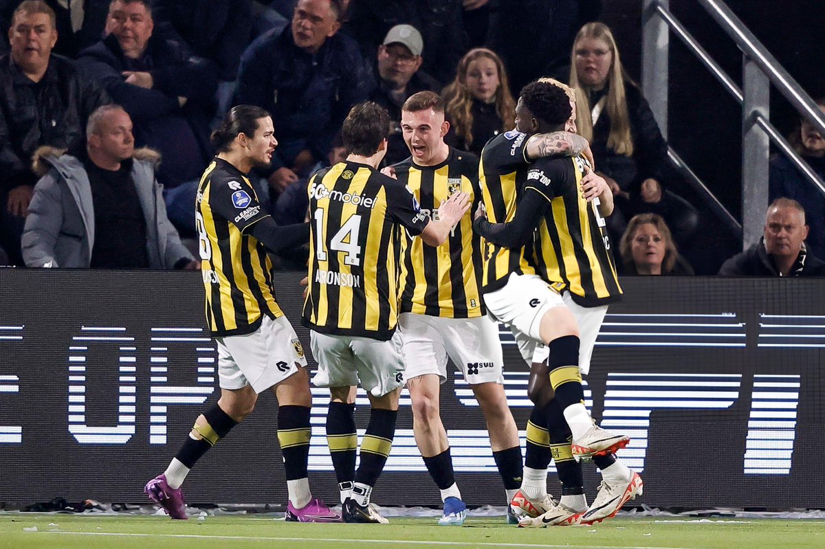 Eugeniogonza2's tweet photo. ⚽️ No carbura el histórico #Vitesse en #Eredivisie 🇳🇱. Y eso que Kacper Kozłowski 🇵🇱 adelantó a los de Arnhem ante el #Heracles en el que fue el 1er gol de la temporada del polaco que no evitó la 4ª derrota consecutiva de su equipo que se hunde como farolillo rojo.
#herVIT https://t.co/uUco0QfmrT