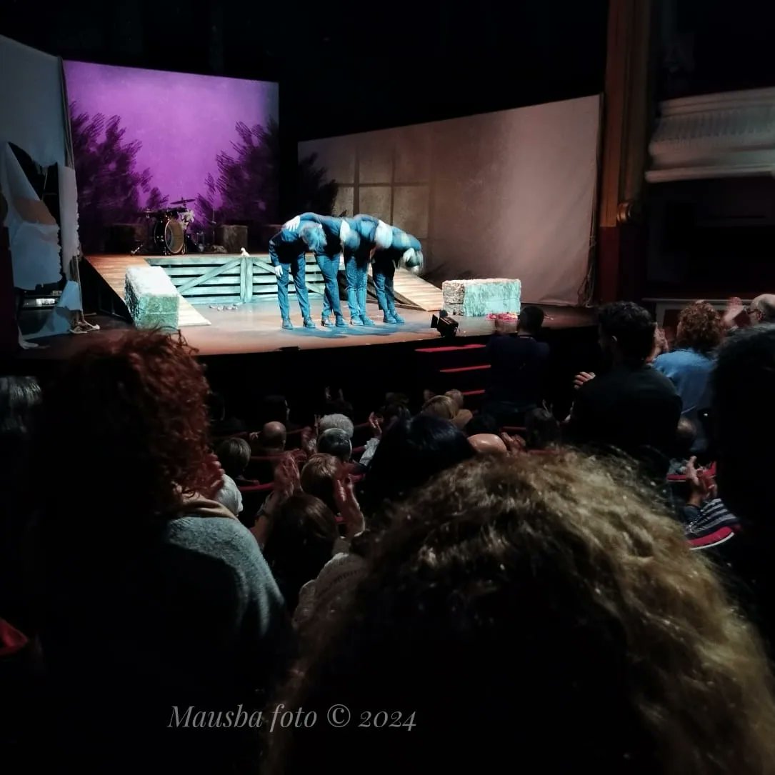 ¡El gran #CarlosHipólito ya tiene su ejemplar de #ÉraseUnaVezUnTeatro #enlapuñeteracalle 📚💿!
🎭 Tras la función de #Burro 🫏 le hemos entregado en persona el libro+DVD #documental que le teníamos prometido.
#teatro #cultura #artesescénicas🎭 #fotografías 📷 #soyamigadelModerno