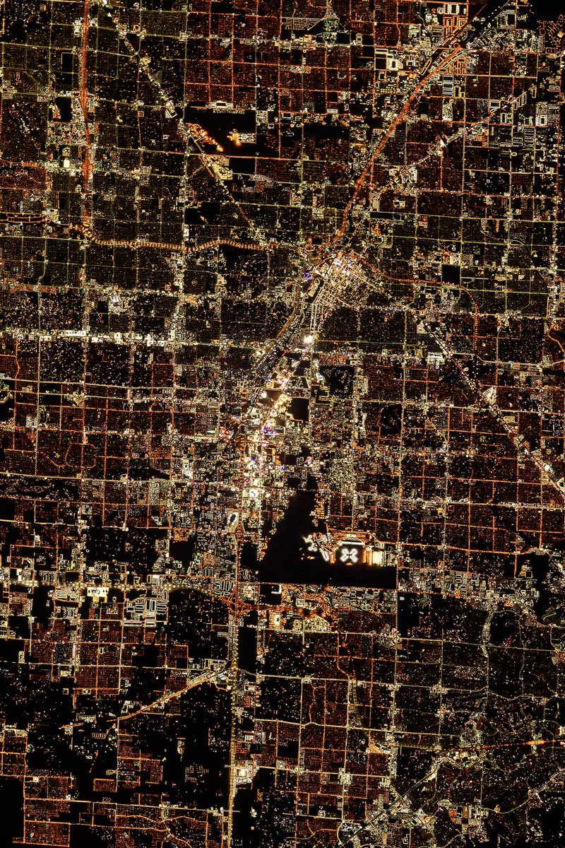 Thom_astro's tweet photo. Happy Super Bowl Sunday !! Here are two views of Las Vegas, by day and night (you can zoom in on the casinos). Enjoy the game and let’s hope both teams have fun… 🏈 🇺🇸 #AlphaArchive #TheEarthInOurHands #SuperBowlLVIII https://t.co/0Hv8b7XN12