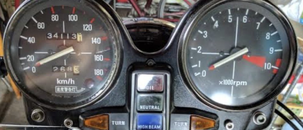 #バルキリー 
#CBR1000RRR
#CB750f

CB750Fのメーターは戦闘機のコクピットをイメージしたとされているが、
最近のバイクのセンター液晶はVF-1感覚 