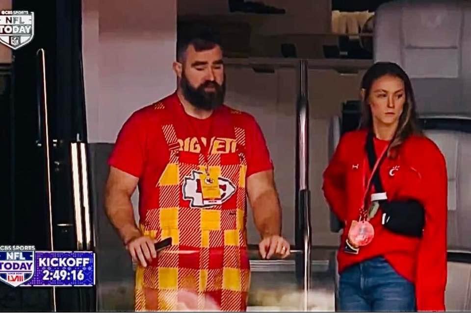 caseygrahamde's tweet photo. Shout out to Kylie Kelce for refusing to wear Chiefs gear!!! Birds fan, through and through! 💚🦅💚 #FlyEaglesFly #SuperBowl #Kelce https://t.co/kANYVZzLx8